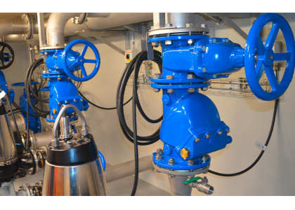 What are the requirements for the selection of valves for water supply and drainage systems